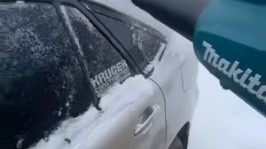Воздуходувка makita очистка автомобиля от снега.