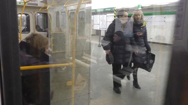 "Необычная съёмка на станции типа "горизонтальный лифт"" Метропоезд 81-717.5П №325 + необычный сало смотреть онлайн