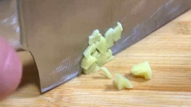 把雞腿放鍋里蒸一蒸，頭次見這種做法，岀鍋肉嫩鮮香，營養又好吃【阿朝哥美食 】#雞腿 #雞腿排 #雞腿食譜 #雞腿料理 #雞腿的做法