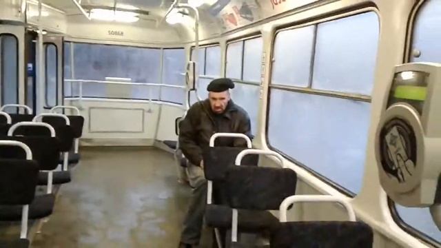 Настоящий гном заснят на камеру в рижском трамвае (перезалив в хорошем качестве) смотреть онлайн
