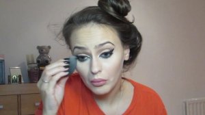 Два разных макияжа в арабском стиле кошачий глаз синий и зеленый /