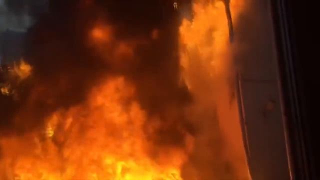 Пожар в ТЦ Центр становится всё сильнее смотреть онлайн