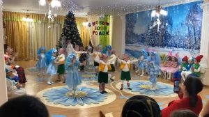 Танец : «Мальвины и Буратино»  Новогодний танец - средняя группа