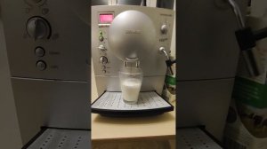 Идеально настроенная кофемолка и капучино в кофемашине Siemens серии S