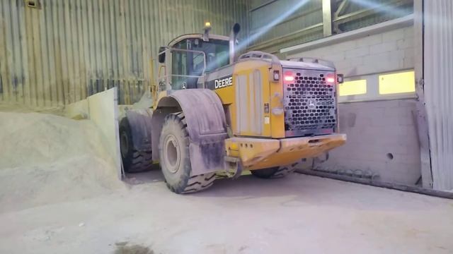 Работа фронтального погрузчика John Deere 744 KII