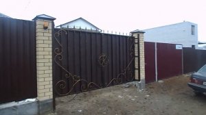 Распашные ворота с ковкой