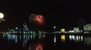 Красивый салют на Набережной Чёрного моря Новороссийска.