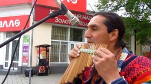 Антонио из Перу играет на ПАНФЛЕЙТЕ САМПОНИ.