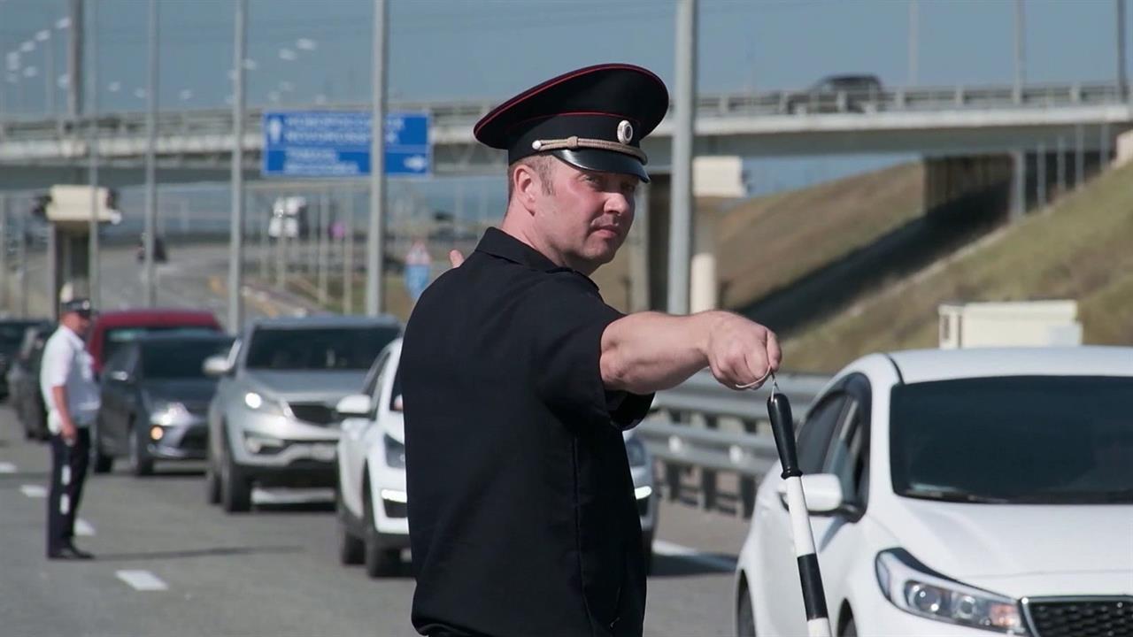 ЧП на Крымском мосту: повреждено дорожное полотно, движение приостановлено