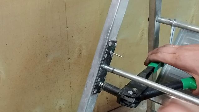 Ремонт алюминиевой стремянки, усиление ступени смотреть онлайн
