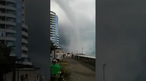 ЛАЗАРЕВСКОЕ  СЕГОДНЯ???.ТОРНАДО СНЕС ПАЛАТКИ НА БЕРЕГУ.Пострадал кафе НЕПТУН.СМЕРЧ