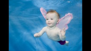 Как совсем крошечные Детишки плавают под водой - это радость! 