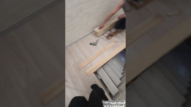 Обшивка деревом лестницы на металлическом каркасе. Для заказа: 8-913-222-1799