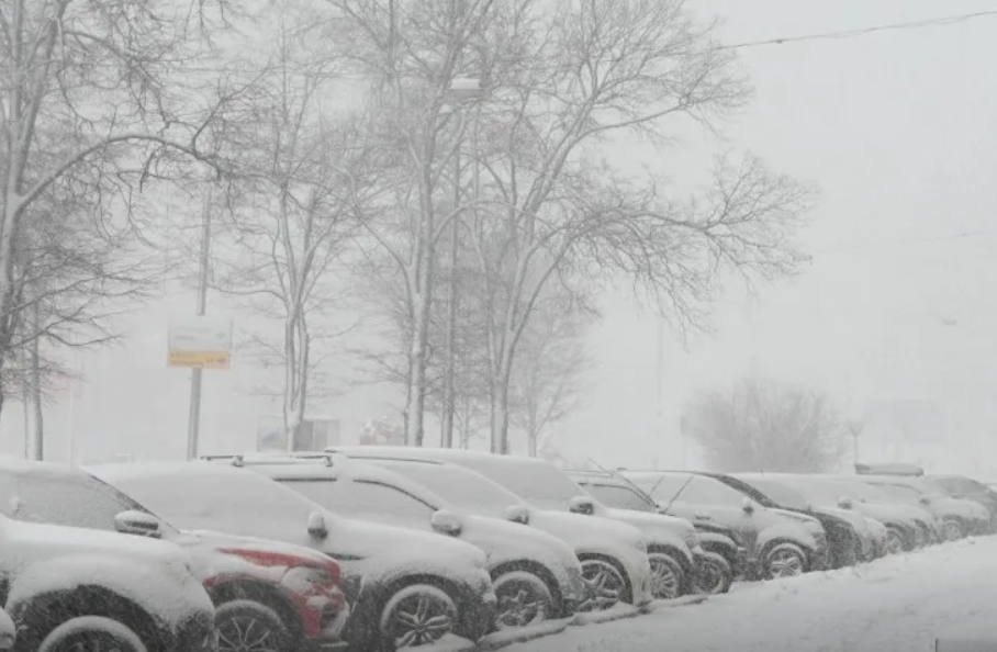Москва утопает в снегу: сильная метель стала причиной нескольких ДТП
