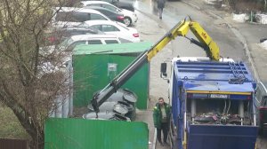 Как выгружается мусор из полуподземных (заглубленные) мусорных контейнеров
