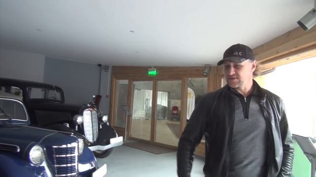 "На этой машине еще Брежнев ездил..." Алексей Ковалев проводит экскурсию по парку-отелю "Пересвет"