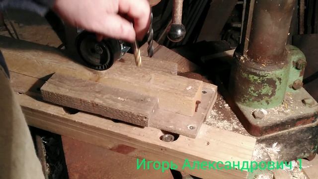 Работа пальчиковой фрезы по металлу при фрезеровании дерева на А112М и показ кондуктора для этого смотреть онлайн