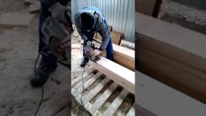 работа с ручной пилой (циркуляркой), выпил торца доски