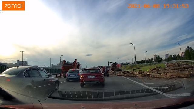 На МКАД опрокинулся лесовоз смотреть онлайн