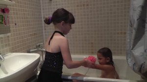 "Девочка чумазая", А. Барто; рассказывают Ульяна и Вика