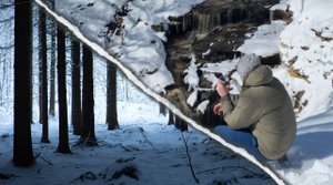 Пеший поход по зимнему лесу до водопада