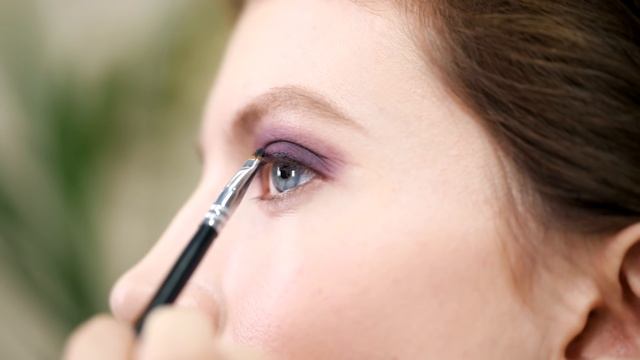 LamodaTV #55 "Как сделать сливовые smoky-eyes" смотреть онлайн