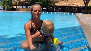 Как надеть плавательные очки малышу