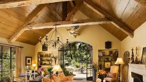 Потолочные балки в интерьере частного дома