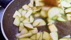 Не знаешь что приготовить из сыра с плесенью? Попробуй этот салат.