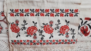 Показываю старинные рушники (полотенца), принадлежавшие моей прабабушке. Им уже больше 100 лет