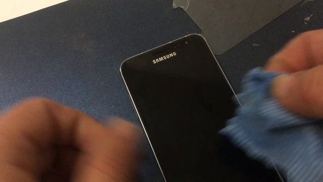 Клею защитное стекло(не удачно) на Samsung J3 2016 смотреть онлайн