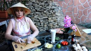 Тайский суп Том Ям с креветками и кокосовым молоком