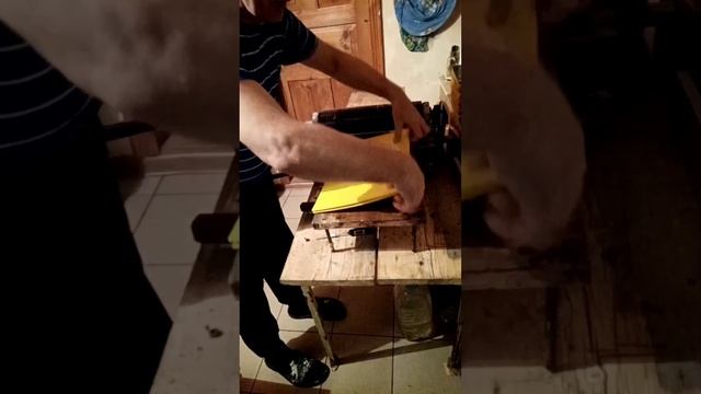 Вощина своими руками. Прокатка гладких восковых листов.#Shorts смотреть онлайн