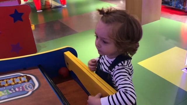 Toplarla palyaço devirme oyunu | eğlenceli çocuk videosu | çocuk oyunları смотреть онлайн