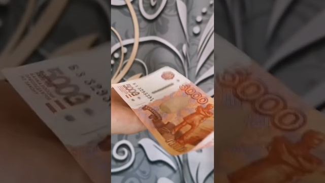 Чтобы привлечь деньги почешите купюрой ладонь и скажите специальные слова