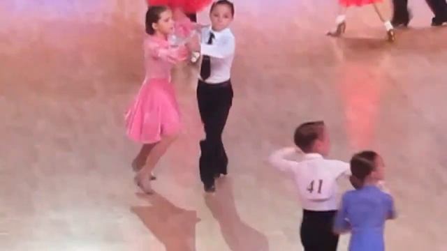 БАЛЬНЫЕ ТАНЦЫ с ВИДЕОБЛОГЕРАМИ . Чемпионат. Кубок Чернигова. г.Чернигов 2013 год г Сумы 3 место смотреть онлайн