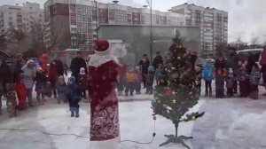Дед Мороз и Снегурочка на улице. Новогодний праздник