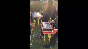 Озге Ягыз поздравили Гёкберка Демирджи с Днем рождения на съемочной площадке сериала Клятва!