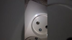 Что делать, если сломался блок питания и вилка осталась в разетки. Возможно ли починить?И как вынут