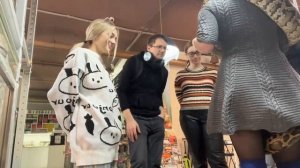 ПИТОН ЗАЛЕЗ ПОД ЮБКУ