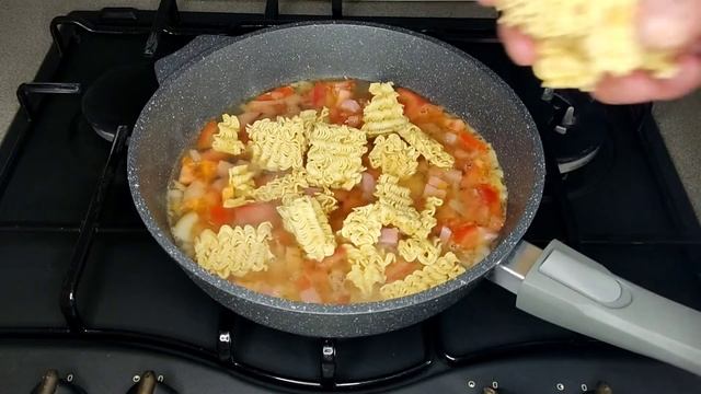 Быстрая запеканка на сковороде. Лапша с яйцами и сыром