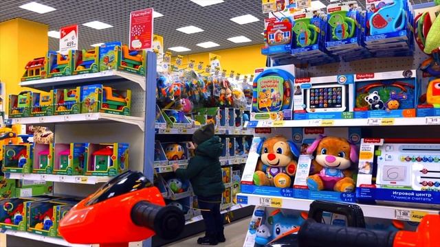 Дема гуляет с мамой в магазин игрушек детский мир, счастливые будни мамы на песню семья пальчиков смотреть онлайн