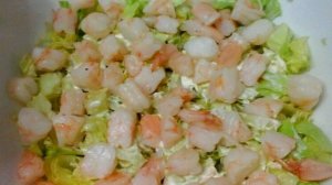 Салат с креветками и салатом Айсберг