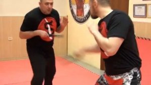 Ножевой бой: защита руки с ножом. Техника «Ищущая рука».