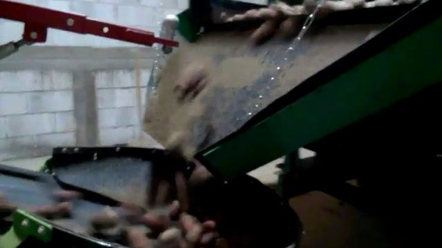 Погрузка картофеля в овощехранилище. Хранение овощей КФХ Триколор. смотреть онлайн