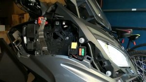 Макси скутер BMW C650 sport -  снимаем аккум. / Maxi scooter BMW C650 sport - remove battery.