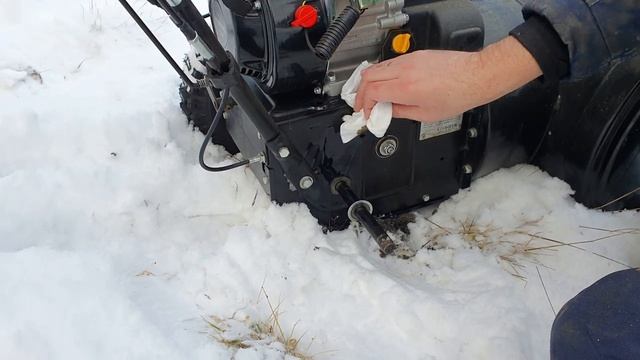 DIY Как поменять масло в двигателе снегоуборщика Hyundai s 5555