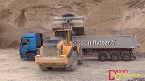 Volvo L220H Wheelloader Loading Mercedes Semi Truck