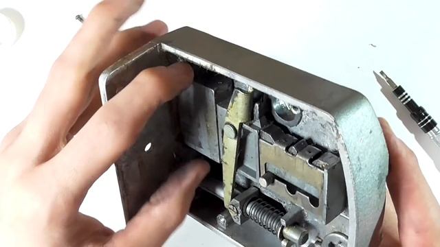 Тушино - замок из СССР с нажимным ключом.