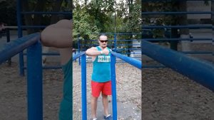 Отжимания на брусьях широким и узким хватом.